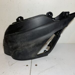 cache repose pied gauche aprilia sr motard 50cc