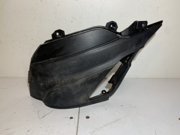 cache repose pied gauche aprilia sr motard 50cc